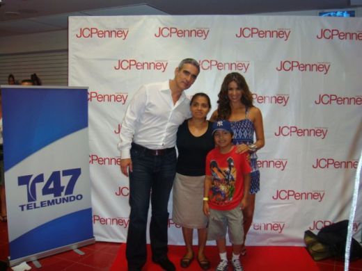 catherine-siachoque-si-miguel-varoni-asaltati-de-admiratori-la-inaugurarea-unui-magazin-din-new-york