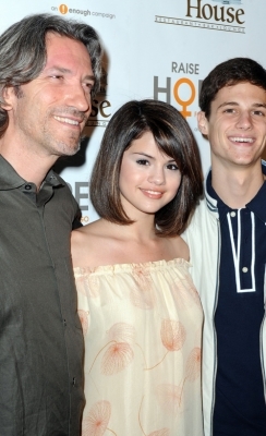 normal_selena-gomez-6289-7 - The Raise Hope for the Congo Hollywood Event