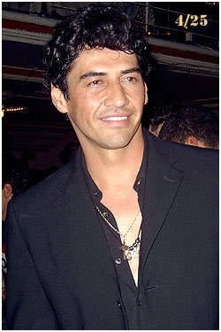 xjr0hLvrUp1F3wpE - Gabriel Porras