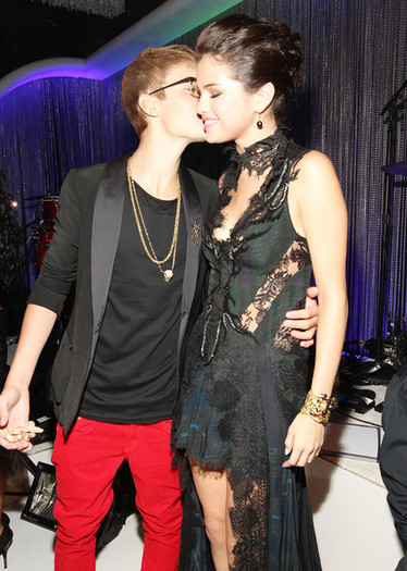 Selena+Gomez+2011+MTV+Video+Music+Awards+Red+H3VDGsHGZ0_l - August 28th - 2011 MTV Video Music Awards