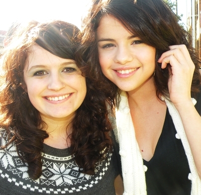 normal_01 - Selena Taking Pictures with Fans outside her Dallas - Texas