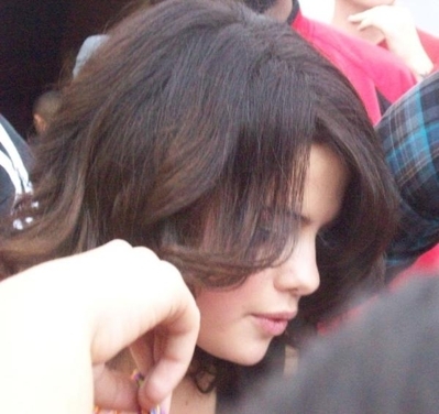 normal_10 - Selena Taking Pictures with Fans outside her Dallas - Texas