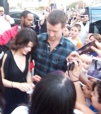 normal_11 - Selena Taking Pictures with Fans outside her Dallas - Texas