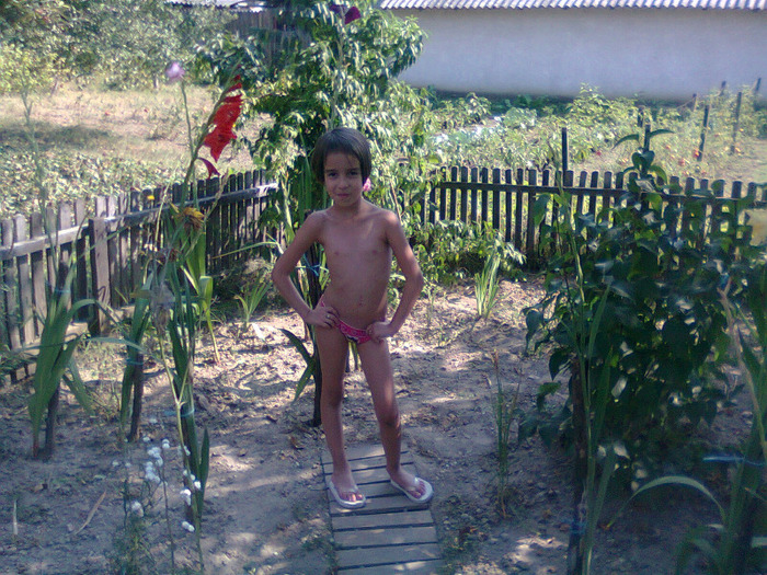 Photo0218; FETITA MEA,IN GRADINA CU GLADIOLE
