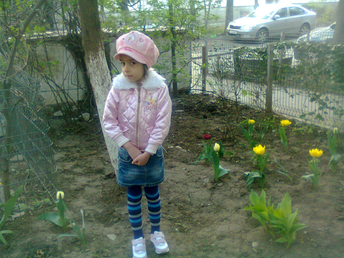 FETITA MEA IN FATA BLOCULUI,,LALELE
