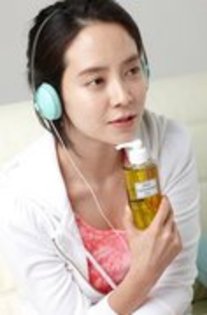 4 - actrite coreene care asculta muzica