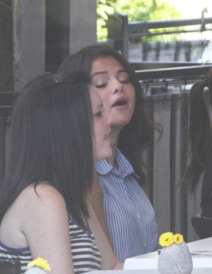 normal_97491_Preppie_Selena_Gomez_at_a_restaurant_in_Toronto_5_122_169lo