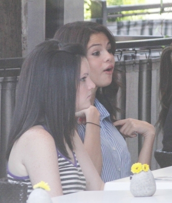 normal_98369_Preppie_Selena_Gomez_at_a_restaurant_in_Toronto_7_122_345lo