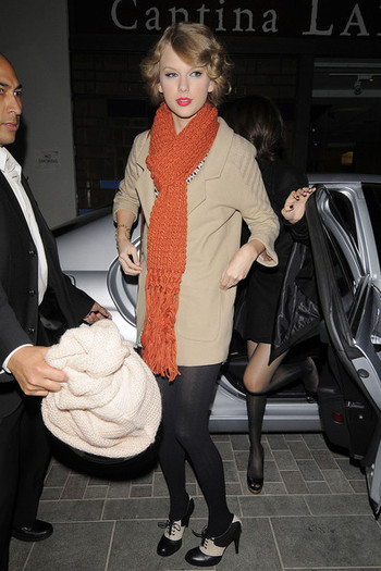 Selena+Gomez+Selena+Gomez+Taylor+Swift+Get+0tlR7rZRuMQl - October 21 - Out in London With Taylor Swift