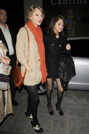 Selena+Gomez+Selena+Gomez+Taylor+Swift+Get+9xI3BHYICDil - October 21 - Out in London With Taylor Swift