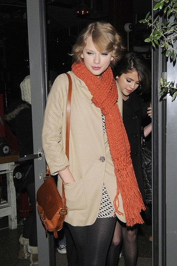 Selena+Gomez+Selena+Gomez+Taylor+Swift+Get+acgmWsqqayul - October 21 - Out in London With Taylor Swift