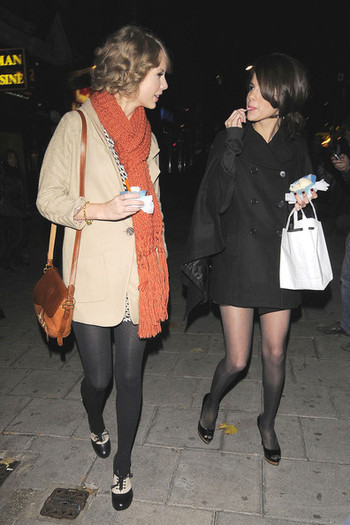 Selena+Gomez+Selena+Gomez+Taylor+Swift+Get+CFnTg3xbqXKl - October 21 - Out in London With Taylor Swift