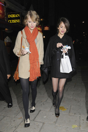 Selena+Gomez+Selena+Gomez+Taylor+Swift+Get+gDNXwt7_X3Zl - October 21 - Out in London With Taylor Swift