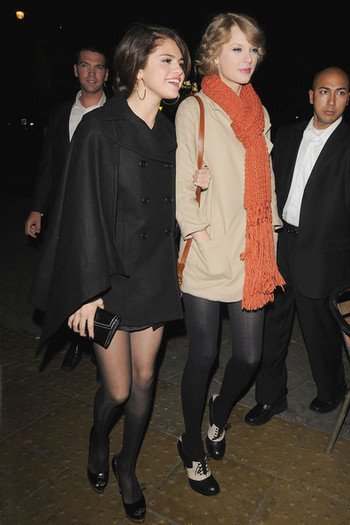 Selena+Gomez+Selena+Gomez+Taylor+Swift+Get+jh8Xg6Qz5NBl - October 21 - Out in London With Taylor Swift