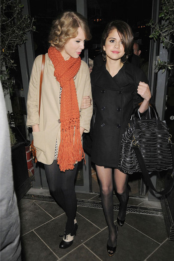 Selena+Gomez+Selena+Gomez+Taylor+Swift+Get+JK893NULyGJl - October 21 - Out in London With Taylor Swift