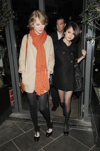 Selena+Gomez+Selena+Gomez+Taylor+Swift+Get+XdT4fgD90I8l - October 21 - Out in London With Taylor Swift