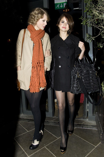 Selena+Gomez+Taylor+Swift+Selena+Gomez+Covent+9pTH-GRDMyal - October 21 - Out in London With Taylor Swift