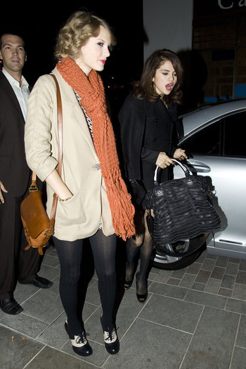 Selena+Gomez+Taylor+Swift+Selena+Gomez+Covent+N2W_a6iotStl - October 21 - Out in London With Taylor Swift