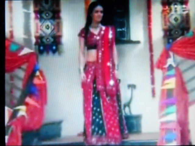 anr4 - Intalnirea Inimilor-Abhi si Nikki in haine traditionale din zona Rajashtan