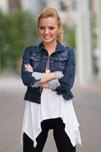 267248_193420547373467_164205446961644_449526_5899294_n - alexandra stan