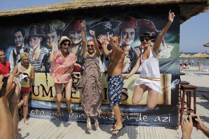 296026_226437700738418_164205446961644_542412_560554171_n - alexandra stan