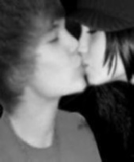 14753349_KAVGRFFTC - justin bieber si selena