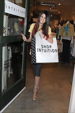 normal_selenafan02 - Christmas shopping at the hip LA store Intuition