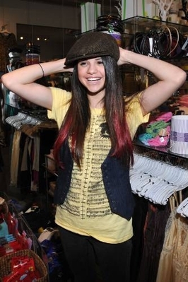 normal_selenafan011 - Christmas shopping at the hip LA store Intuition