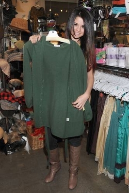 normal_selenafan016 - Christmas shopping at the hip LA store Intuition