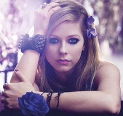 42972198_YNGZLFHZT - 0-0 alte posse avril lavigne noi 0-0