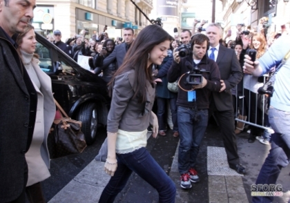 normal_005 - MARCH 31ST - Arriving at a C and A store in Paris - France