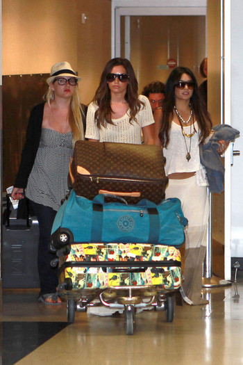 Vanessa+Hudgens+Ashley+Tisdale+Vanessa+Hudgens+c_swoF7rzWfl