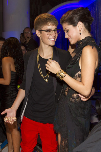 Selena+Gomez+Justin+Bieber+2011+MTV+Video+pV7V9KDEtUhl