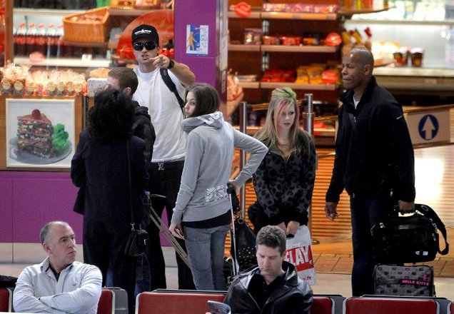 184865_148276708565094_134110266648405_288194_1504470_n - 0 avril candid 0