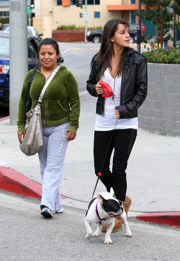 Sara+Maldonado+Walking+Her+Dog+J3HxY2NCCLEl