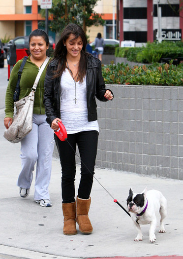 Sara+Maldonado+Walking+Her+Dog+ryIAT0pxz_Xl