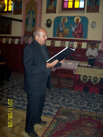 102_0835..Cântareţul bisercii ,Uliţă Gh. citeşte.. APOSTOLUL...