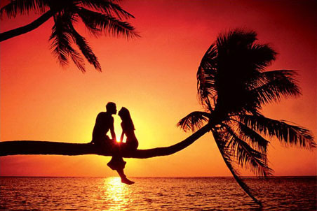 summer-love-kissing-at-sunset - Apus de soare