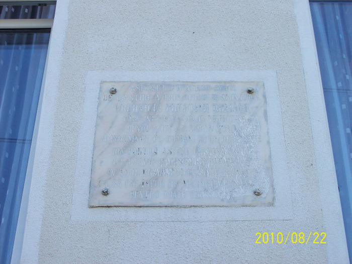 O placa  de pe peretele Caminului Cultural,inainte de restaurare.
