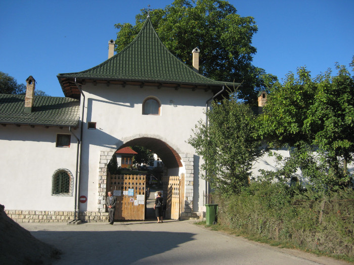 Manastirea Prislop 004 - 8 LOCURI INCINTATOARE