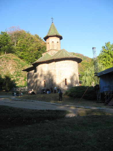 Manastirea Prislop 006 - 8 LOCURI INCINTATOARE