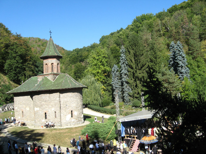 Manastirea Prislop 027 - 8 LOCURI INCINTATOARE