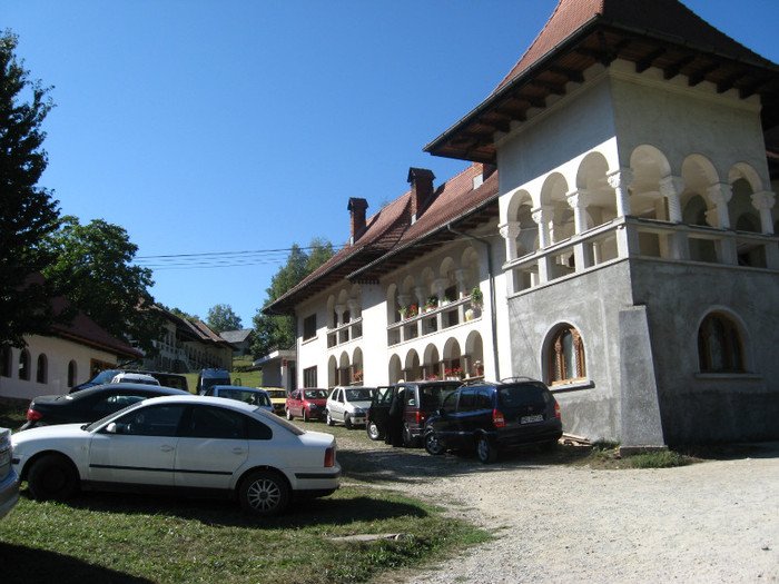Manastirea Prislop 028 - 8 LOCURI INCINTATOARE