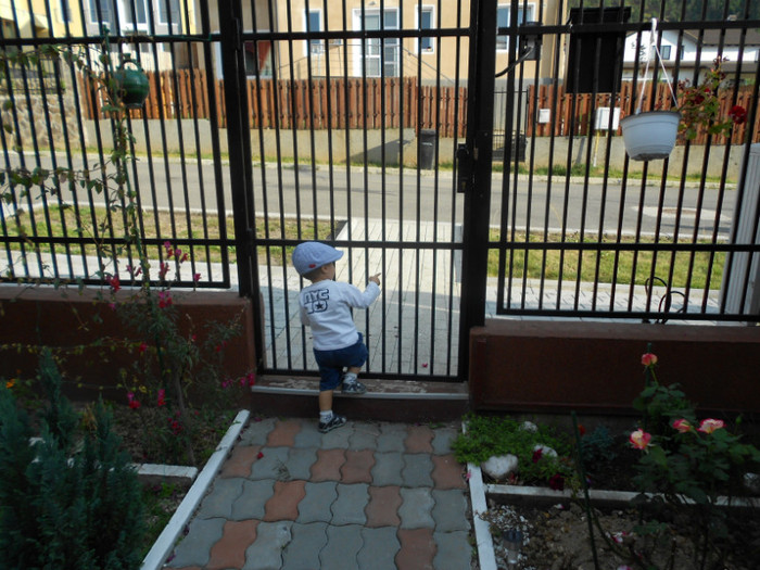 imi place f.mult la poartà si vreau sà ies afarà - Andrei la nonni 2012