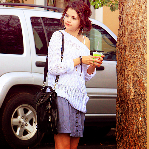 46520094_DLXTRQWRG - selena gomez