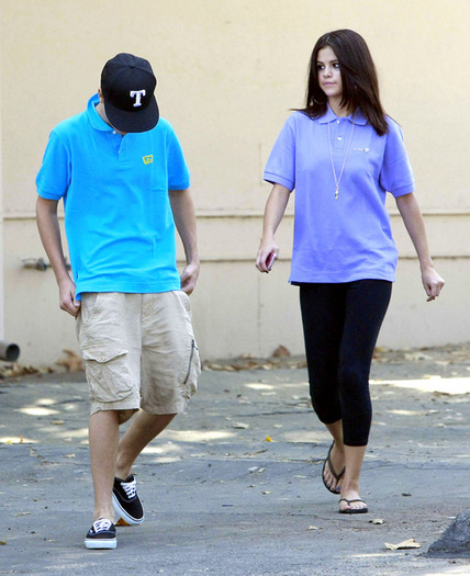 166928326_selena_gomez369_122_475lo - 21 09 2011 At LA Zoo