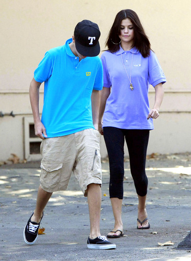 669283685_selena_gomez370_122_360lo - 21 09 2011 At LA Zoo