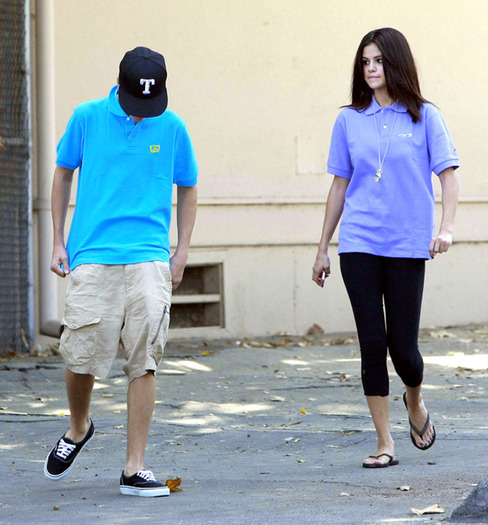 692829648_selena_gomez368_122_409lo - 21 09 2011 At LA Zoo