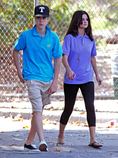 692859841_selena_gomez374_122_1172lo - 21 09 2011 At LA Zoo