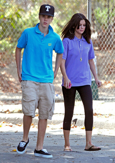 692878696_selena_gomez376_122_349lo - 21 09 2011 At LA Zoo